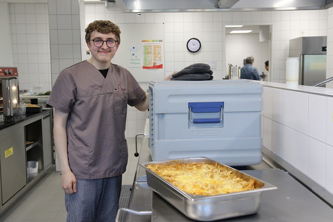 Ein Nudelauflauf zur Abschlussprüfung: Christopher-Joe Postler vom Staatlichen Beruflichen Schulzentrum Alfons Goppel kochte für die Suppenküche der Kindertafel