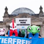 PETA veröffentlicht Ausstiegsplan: Aufruhr vor dem Bundestag: „Tiere“ demonstrieren für eine tierfreie Landwirtschaft