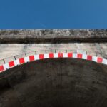 Beladener Lkw beschädigt mit Bagger Eisenbahnbrücke: Der Bahnverkehr ist bis auf weiteres gesperrt