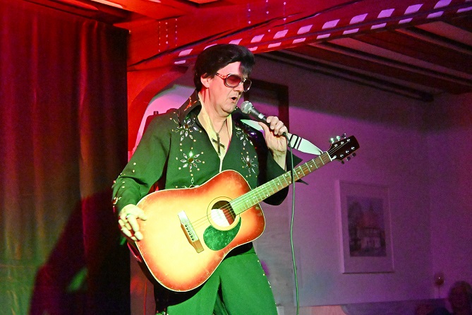 Berliner Imitator Chris Jones in Gochsheim: Treue Elvis-Fans erhofften sich ein Comeback ihres Idols
