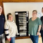 Gummibärchen, Schokolade oder Kekse: Der neue Fair-o-mat am Eine Welt Laden ist in Betriebe