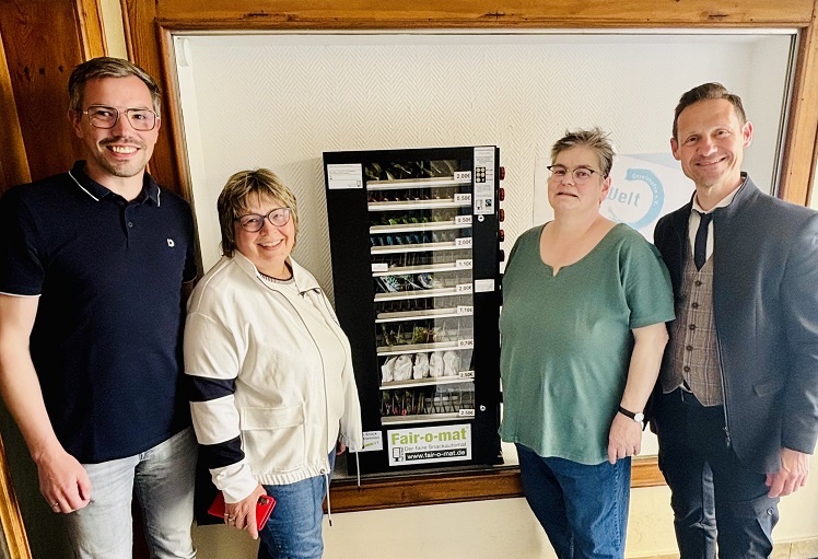 Gummibärchen, Schokolade oder Kekse: Der neue Fair-o-mat am Eine Welt Laden ist in Betriebe