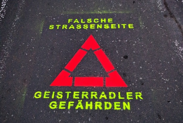 Geisterradler-Sprühaktion als Warnung für Radfahrer, die in der falschen Richtung unterwegs sind
