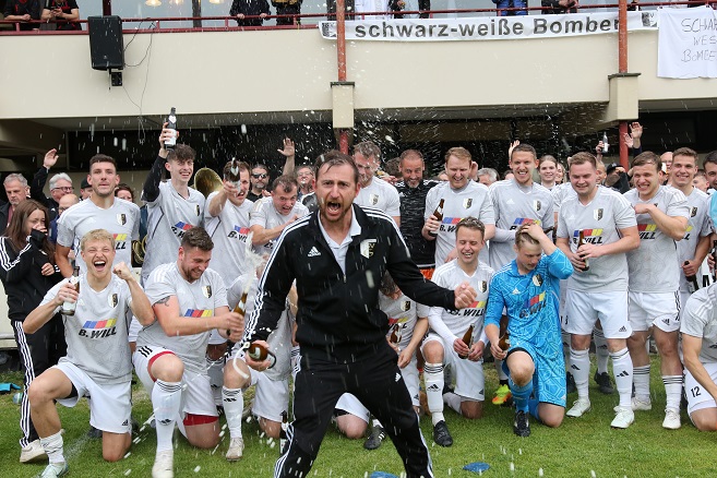 Die schwarz-weißen Bomber aus Grafenrheinfeld sind wieder Kreisligist – VIELE FOTOS & JUBELVIDEO!
