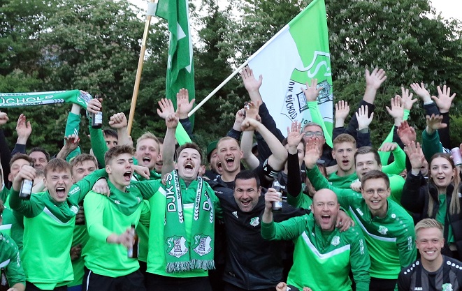 Die grün-weißen Bomber feierten die ganze Nacht: Die allerletzte Sekunde in Grettstadt brachte Büchold die Relegation – FOTOS & FILM