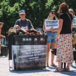„Hundegrillen“ in Viechtach: PETA protestiert am Samstag mit provokanter Aktion gegen Speziesismus