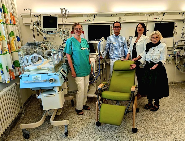 Ganz nah am Leben: Das Leopoldina-Krankenhaus erhält einen Känguru-Stuhl für die Kinderintensivstation