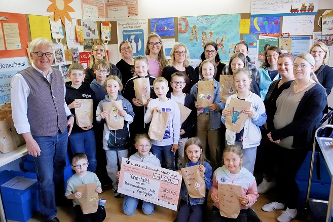 Kommunion in Gerolzhofen: 29 Kinder spendeten bei einem Besuch fast 1000 Euro an die Schweinfurter Kindertafel