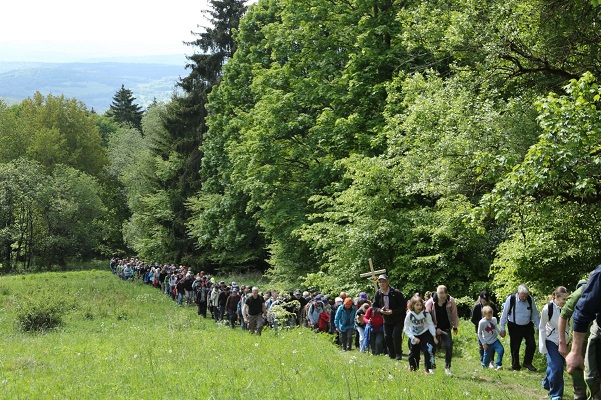 „Umwege führen zum Segen Gottes“: Siebte Ökumenische Kreuzbergwallfahrt mit fast 400 Gläubigen –