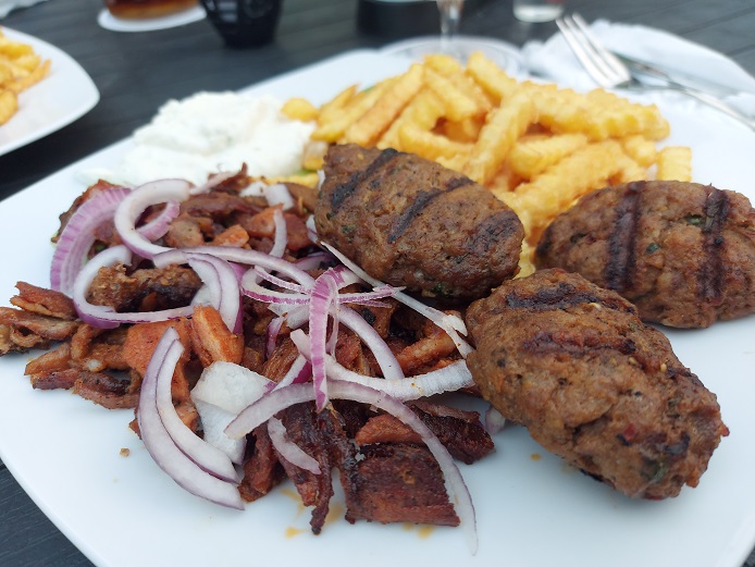 Fahr mal hin und kehr mal ein: Gute Biere und griechische Speisen im Gasthof Lammbräu „bei Iraklis“