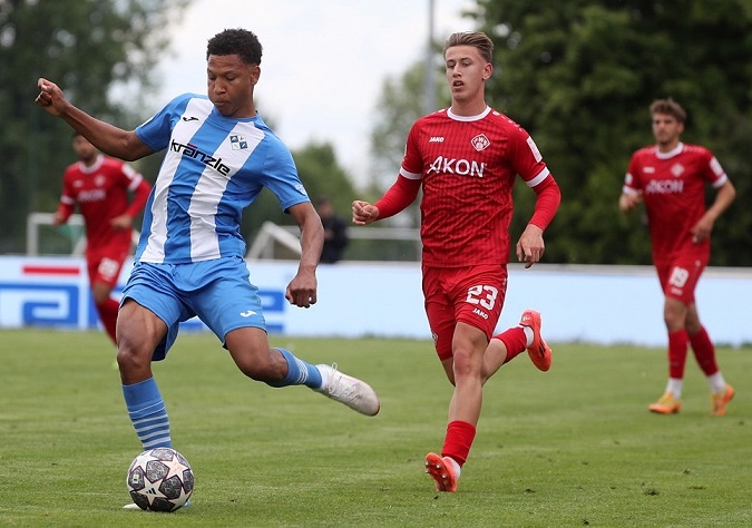 Die Würzburger Kickers verpflichten Liam Omore vom Ligarivalen FV Illertissen