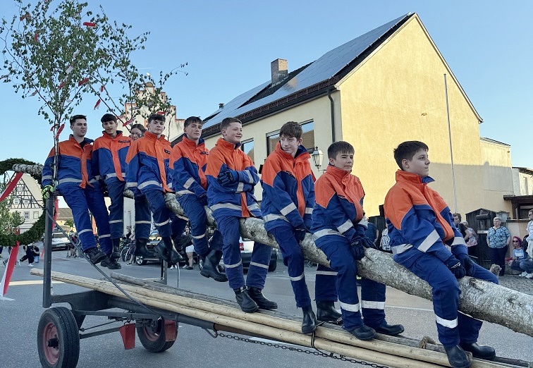 Maibaumaufstellung 2025: Grafenrheinfeld hat seine Tradition wieder gefeiert und die Festsaison eröffnet