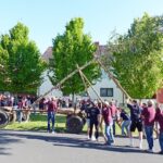 Kooperation des Grettschter Stammtischs mit der Freiwilligen Feuerwehr: Maibaumaufstellung und Tanz der Kinder lockten viele Zuschauer