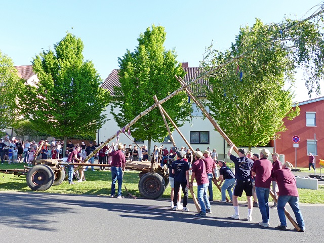 Kooperation des Grettschter Stammtischs mit der Freiwilligen Feuerwehr: Maibaumaufstellung und Tanz der Kinder lockten viele Zuschauer