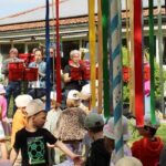 Maibaumfest im Kindergarten Marienau: Ein fröhlicher Tanz in den neuen Wonnemonat