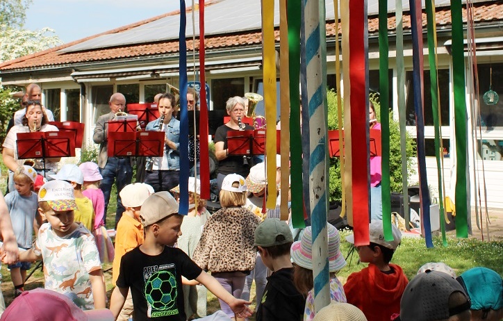 Maibaumfest im Kindergarten Marienau: Ein fröhlicher Tanz in den neuen Wonnemonat