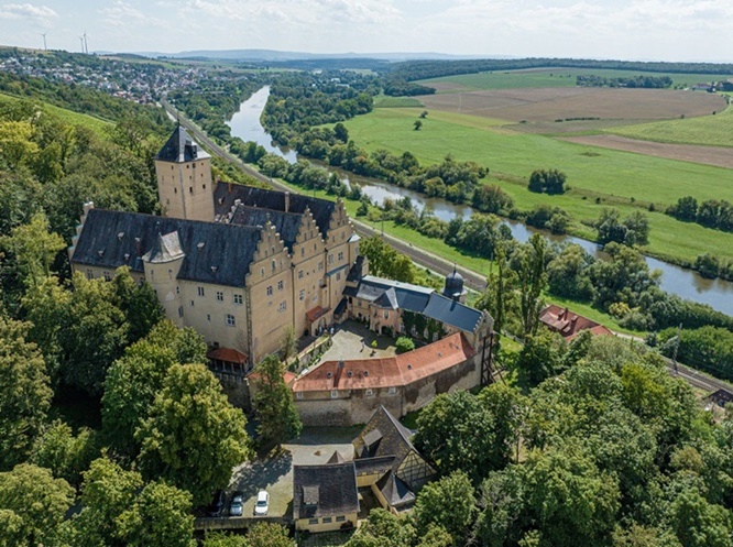 Schloss Mainberg im Rampenlicht der Medienwelt: Ein neuer Schlossherr soll die gewaltige Burganlage wachküssen