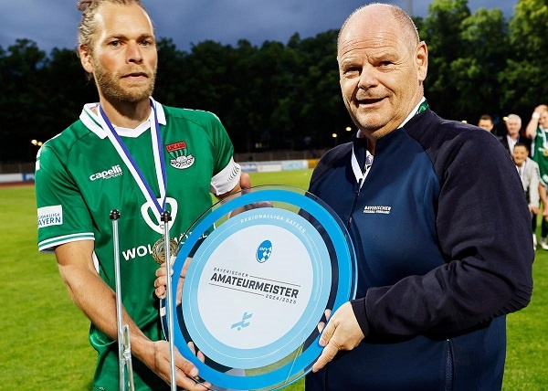 Der BFV ehrt Regionalliga-Meister 1. FC Schweinfurt 05, dessen Derbysiegtorschütze Sebastian Müller bleibt