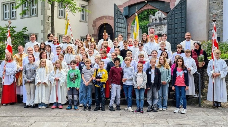 Ministrantinnen und Ministranten erkunden das Kloster Oberzell