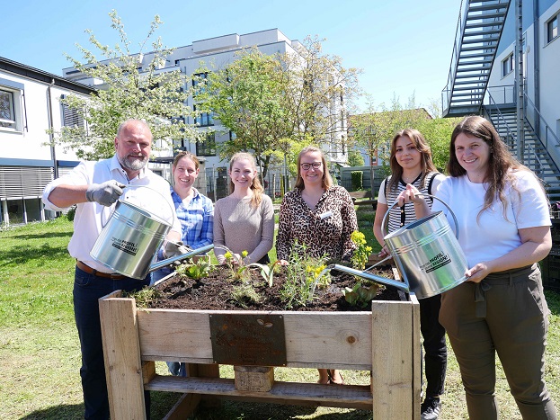 Pflanzaktion im Landratsamt: Nachwuchskräfte setzen ein Zeichen für gemeinsames Wachsen und Entfalten