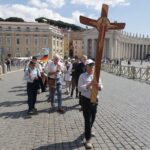 Im Zeichen des Friedens: Würzburger Pilgergruppe zieht durch die Heilige Pforte des Petersdoms