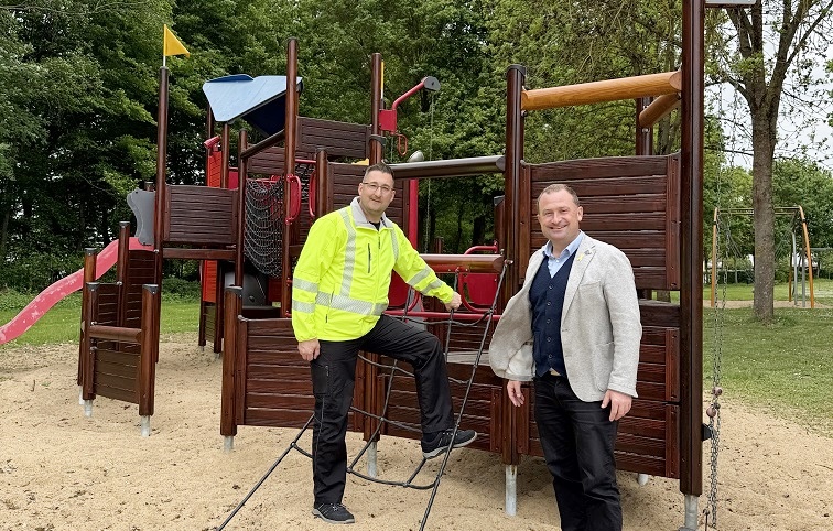 Der Bauhof sanierte das Spielgerät: Das Piratenschiff am Grafenrheinfelder Badesee glänzt wie neu