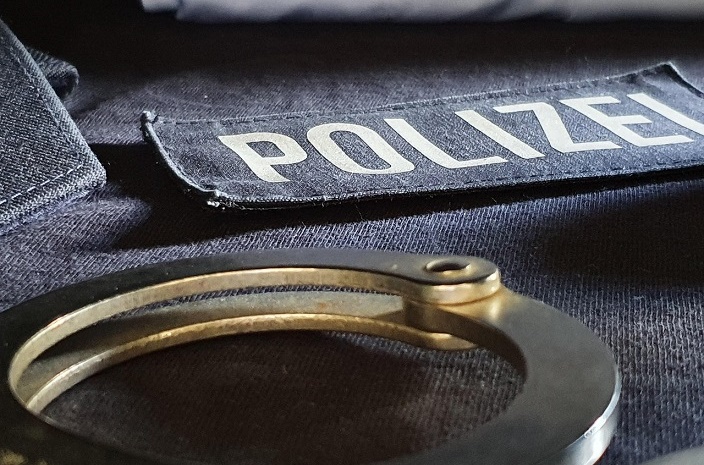 Stark Betrunkener randaliert, greift einer Frau an das Gesäß und kommt in Sicherheitsgewahrsam