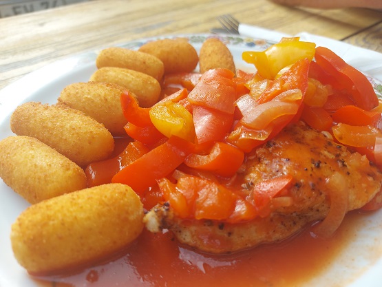 Fahr mal hin und kehr mal ein: Ein Paprikasteak im kleinsten und schrägsten Biergarten Franken