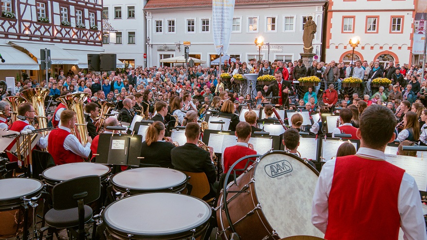 „Rock me Amadeus“ in Volkach: Pfingstserenade des Symphonischen Blasorchesters mit Klassik, Crossover und Heino
