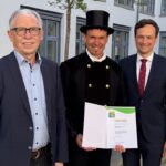 Schornsteinfegermeister Mario Reusch erhält die Urkunde „Umwelt- und Klimapakt Bayern“