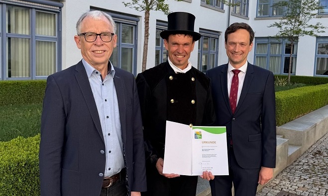 Schornsteinfegermeister Mario Reusch erhält die Urkunde „Umwelt- und Klimapakt Bayern“