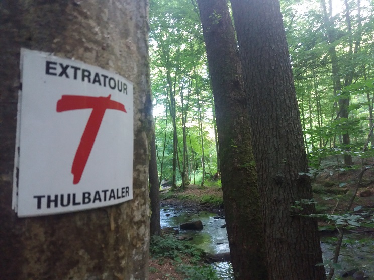 Lauf´ mal ´rum: Die Thulbataler-Extratour mit dem roten „T“ auf weißem Grund und einem Brauhaus am Wasserski-See