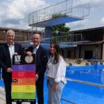 Sonnenschutz anpassen: Die AOK sorgt für UV-Index-Tafeln für den Landkreis Haßberge