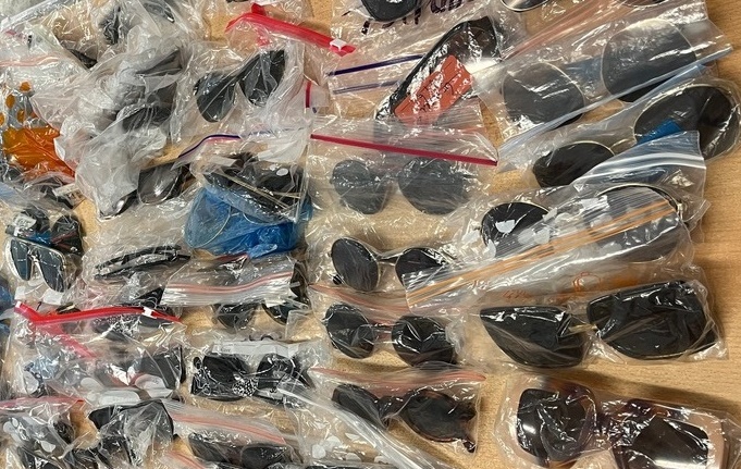 Unverzollte Luxusartikel im Gesamtwert von mehr als 150.000 Euro bei einer Fahrzeugkontrolle sichergestellt