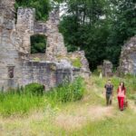 Rein ins Mittelalter: Der Burgenwinkel-Wandertag am 25. Mai um die Ruine Raueneck