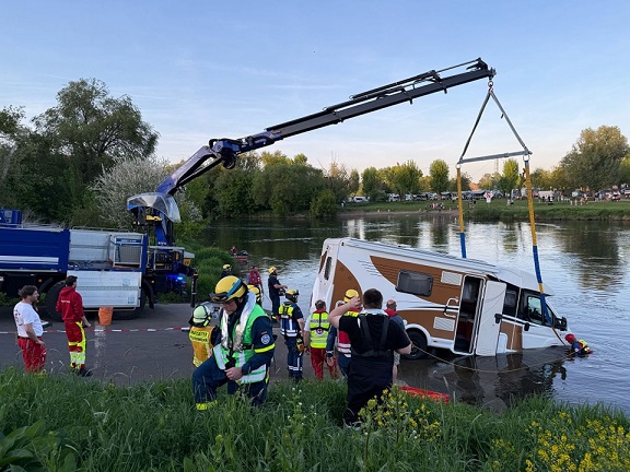 Ein nicht alltäglicher Unfall: Wohnmobil rollt von der Fähre und wird anschließend gerammt