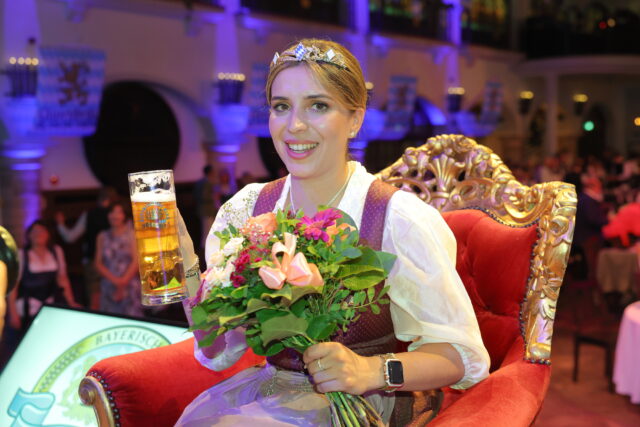 Bayerische Bierkönigin Anna Winkler zu Gast beim Bieranstich im Fränkischen Freilandmuseum Fladungen