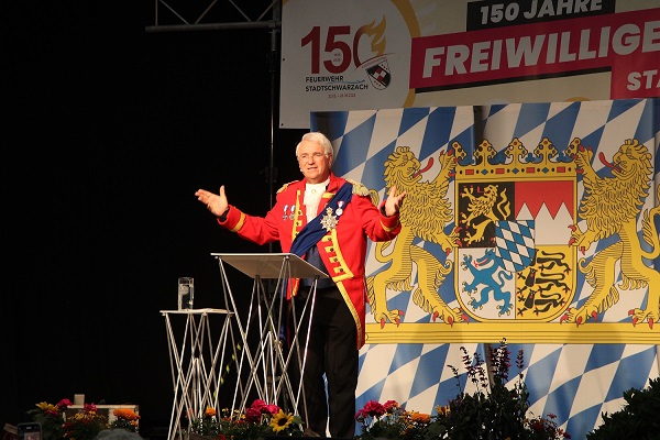 Grandioser Auftritt mit wort(irr)witzigem Feuerwe(h)rk: Kabarettist Wolfgang Krebs in Schwarzach am Main und nicht am „Golf of Bovorio“