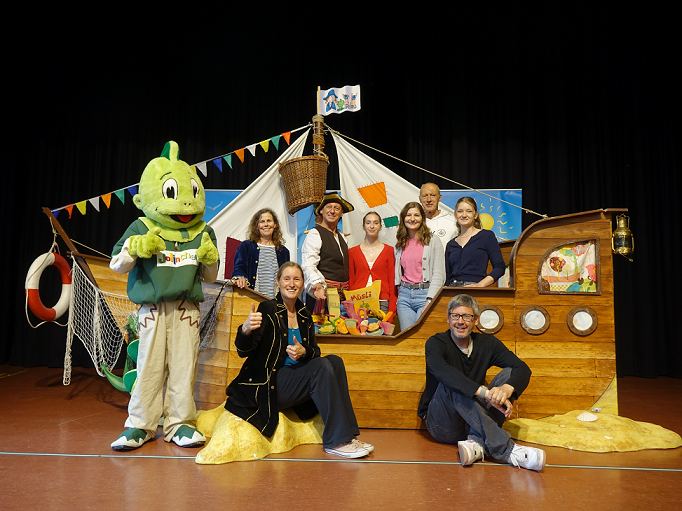 Kindertheater mit der AOK: Drachenkind Jolinchen segelt nach Schweinfurt