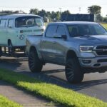 Kleintransporter sollte abgeschleppt werden – doch das Stahlseil riss, sehr zum Nachteil ausgerechnet des Feuerwehrhauses…