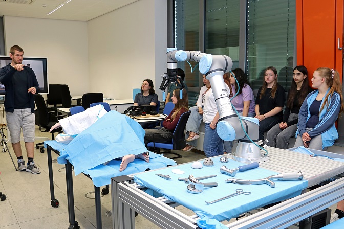 Girls‘ Day Akademie des Alexander-von-Humboldt-Gymnasiums besucht Center für Robotik (CERI) an der THWS