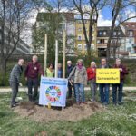 Lokale Agenda verabschiedet engagiertes Ehepaar: Ein Baum für Angela und Roland Merz an der Gutermann-Promenade