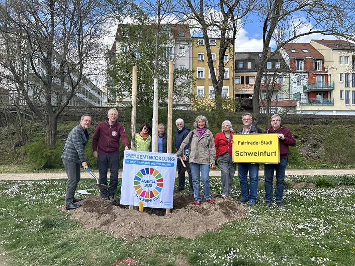 Lokale Agenda verabschiedet engagiertes Ehepaar: Ein Baum für Angela und Roland Merz an der Gutermann-Promenade