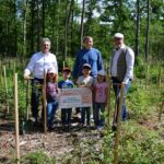 Ein Baum für jedes neue Girokonto: Sparkasse Schweinfurt-Haßberge spendet 6.000 Euro für Aufforstungen in der Gemeinde Donnersdorf