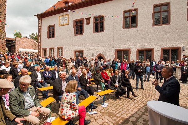Mehr als 1000 Gäste beim Burgfest auf Burg Rothenfels bei der Wiedereröffnung des Ostpalas