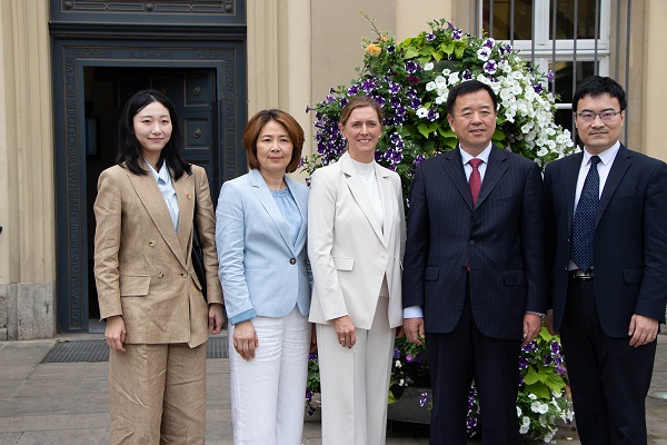Der chinesischer Generalkonsul QIU Xuejun war zu Gast bei Bürgermeisterin Roth-Jörg