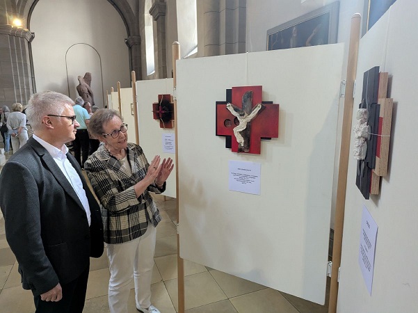 Auf Glaubenssuche: Ausstellung „Credo-Kreuze“ in der Heilig-Geist-Kirche in Schweinfurt eröffnet