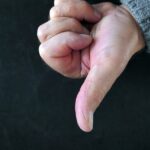 16-Jähriger wollte in einem Tabakladen E-Zigaretten klauen: Ladendieb beißt Geschäftsinhaber in den Daumen