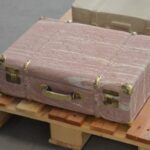 Wer hat einen Gedenkkoffer am „Denkort Deportation“ am Bahnhofsvorplatz entwendet?