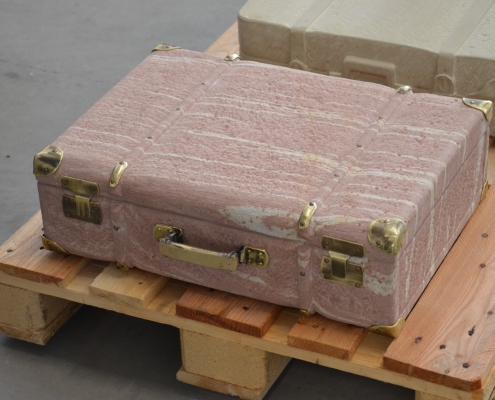 Wer hat einen Gedenkkoffer am „Denkort Deportation“ am Bahnhofsvorplatz entwendet?